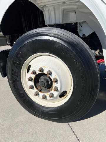 2011 Freightliner M2 106