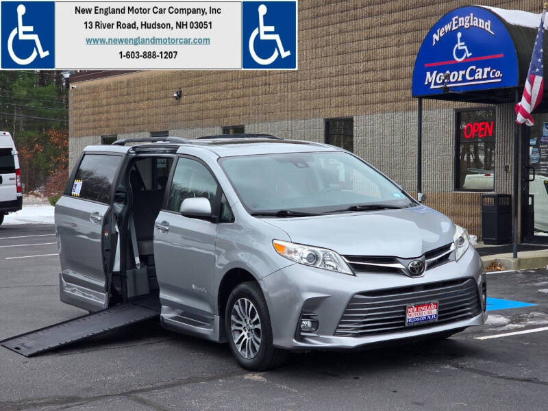 2018 Toyota Sienna XLE's photo