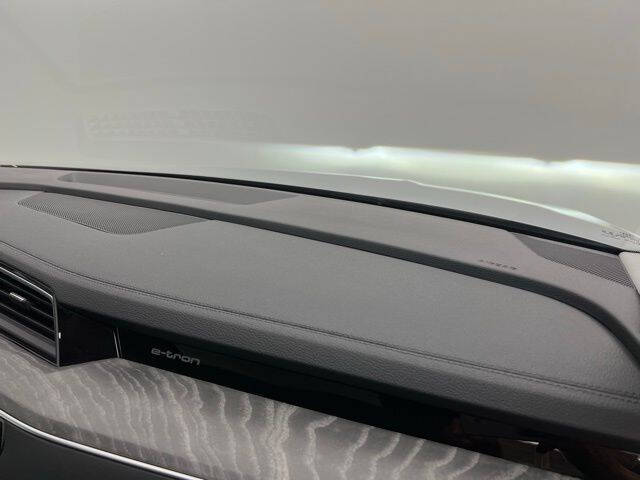 2022 Audi e-tron quattro Premium