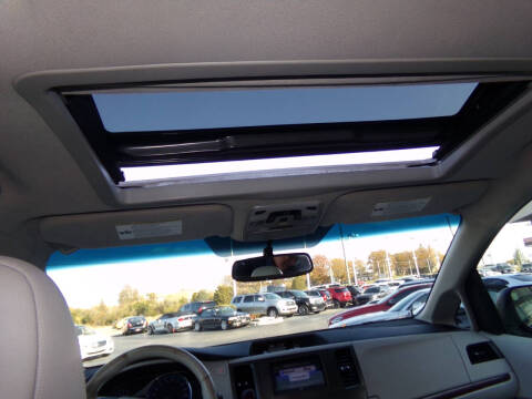 2011 Toyota Sienna XLE 7-Passenger Auto Access Seat