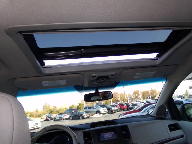 2011 Toyota Sienna XLE 7-Passenger Auto Access Seat