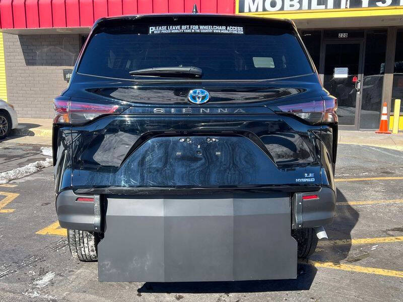 2025 Toyota Sienna LE 8-Passenger