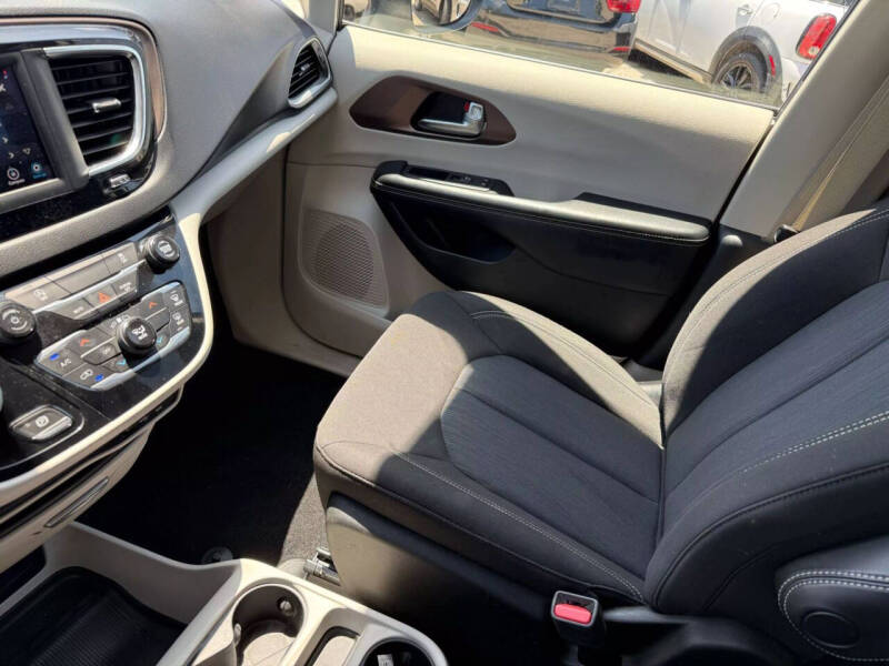 2020 Chrysler Voyager LX