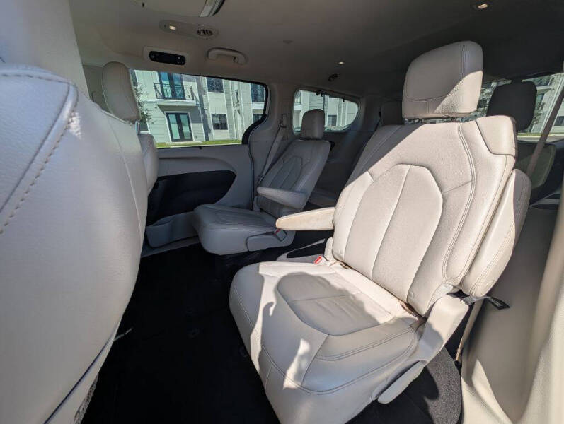 2017 Chrysler Pacifica Touring-L