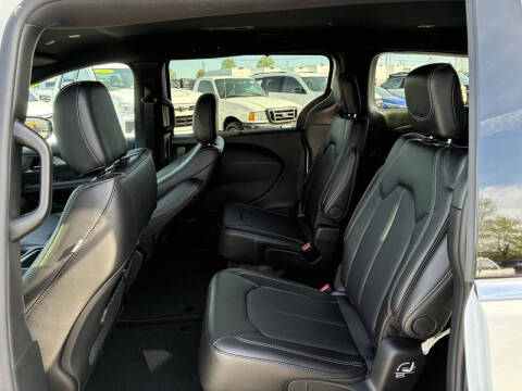 2027 Chrysler Pacifica Select