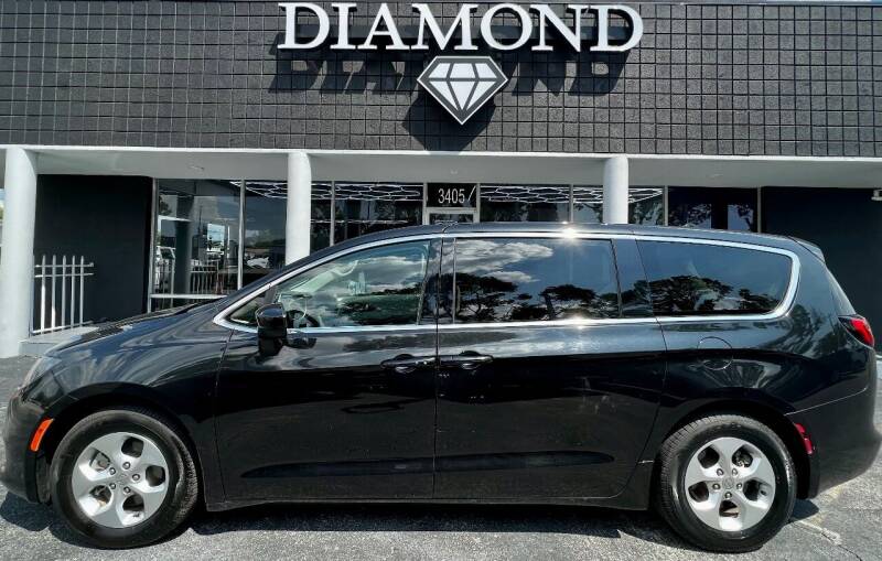 2017 Chrysler Pacifica for sale at Diamond Cut Autos in Fort Myers FL