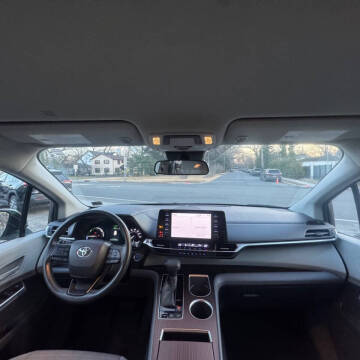 2022 Toyota Sienna LE 8-Passenger