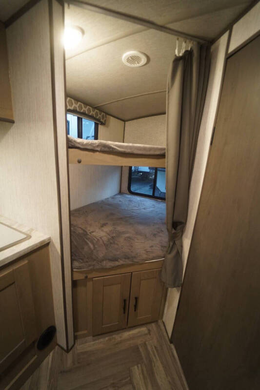 2021 Cruiser RV shadow  Cruiser