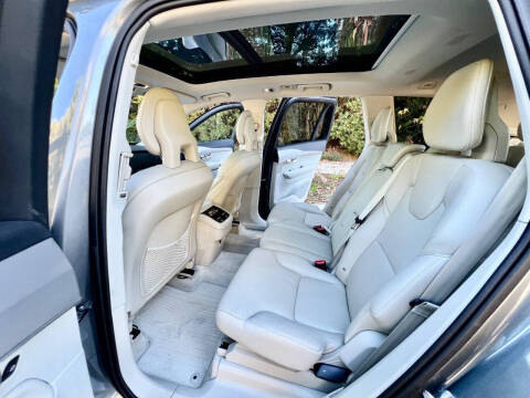 2016 Volvo XC90 T6 Momentum