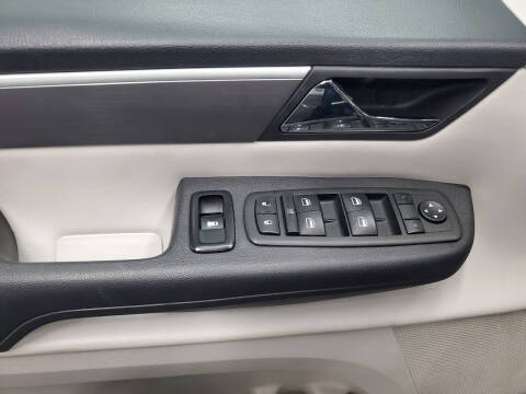 2014 Volkswagen Routan SE