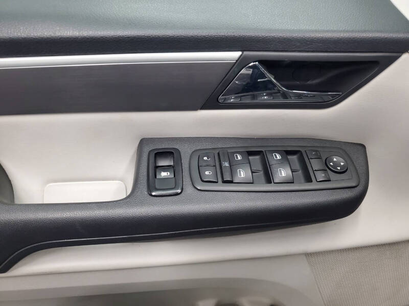 2014 Volkswagen Routan SE