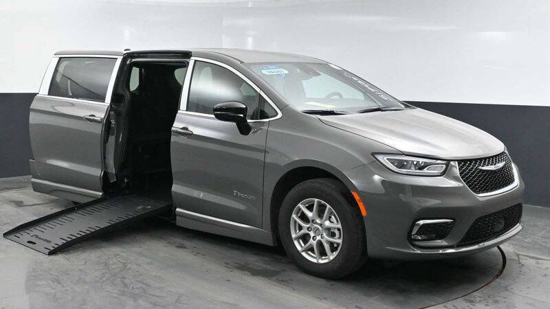 2025 Chrysler Pacifica Select's photo