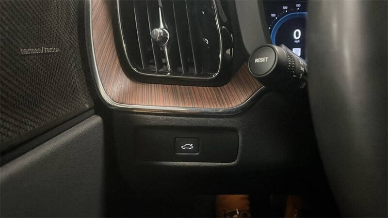 2023 Volvo XC60 B5 Ultimate Dark Theme