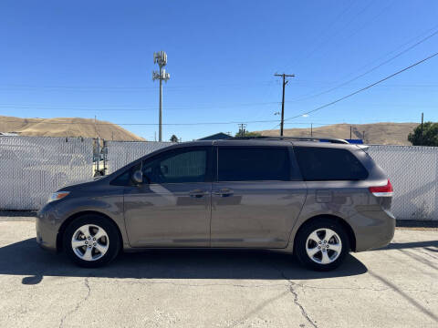 2013 Toyota Sienna LE 8-Passenger
