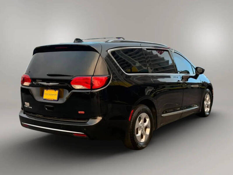 2017 Chrysler Pacifica Touring-L Plus