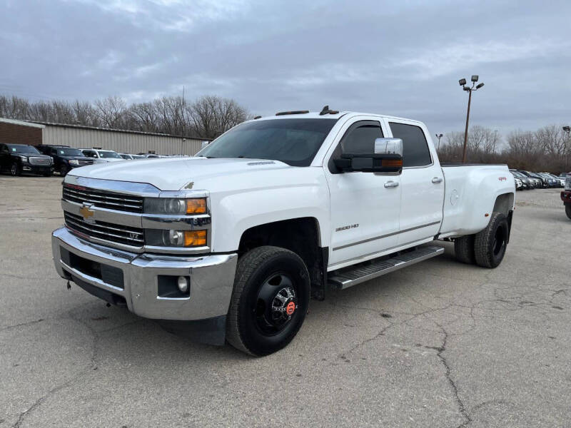 2015 Chevrolet Silverado 3500HD LTZ photo 2