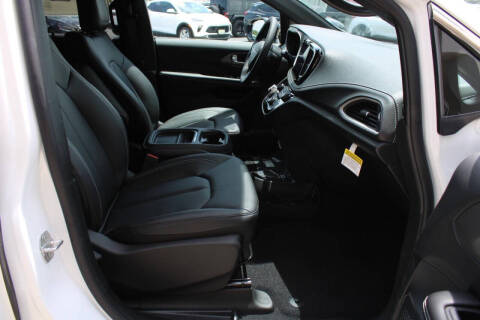 2027 Chrysler Pacifica Select