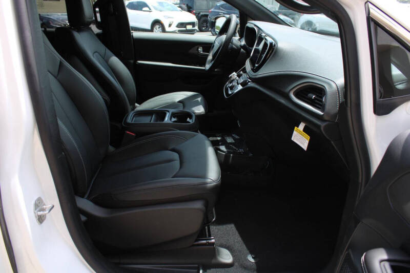 2027 Chrysler Pacifica Select