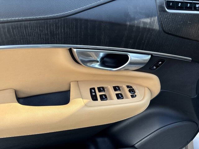 2024 Volvo XC90 Recharge T8 Ultimate Bright Theme 7P