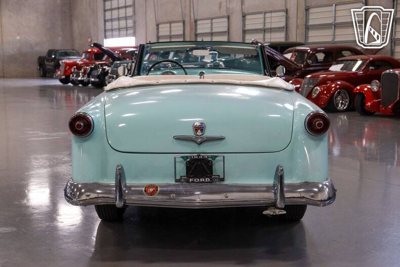 1953 Ford Crestline