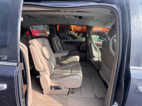 2014 Chrysler Town and Country Touring-L