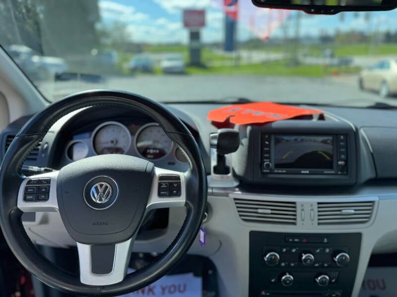 2011 Volkswagen Routan SE photo 5