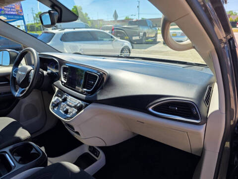 2017 Chrysler Pacifica Touring-L