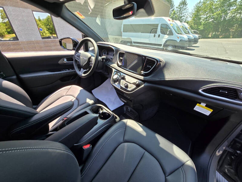 2025 Chrysler Pacifica Select