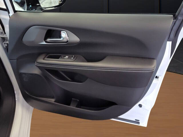 2027 Chrysler Pacifica LX