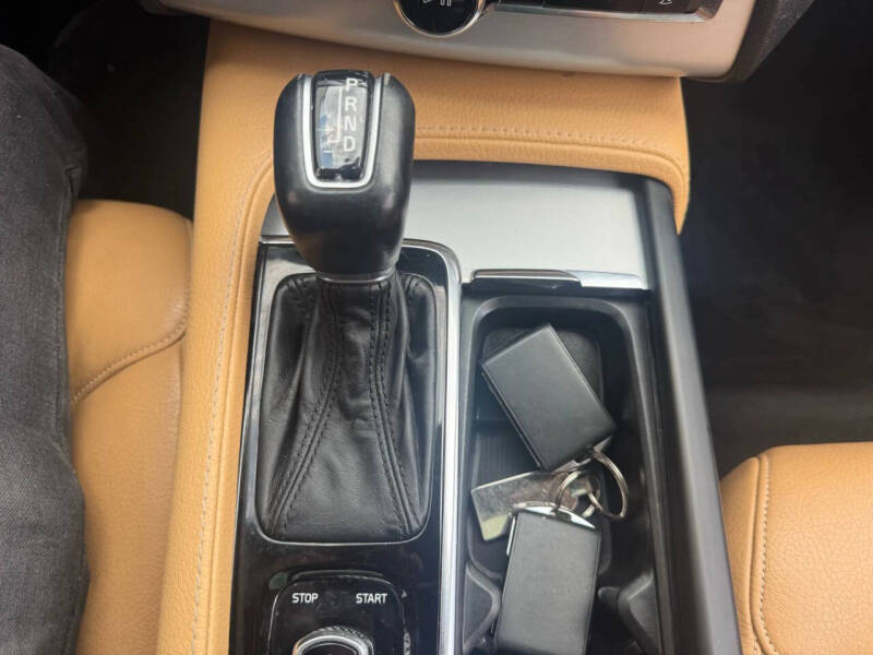 2016 Volvo XC90 T6 Momentum