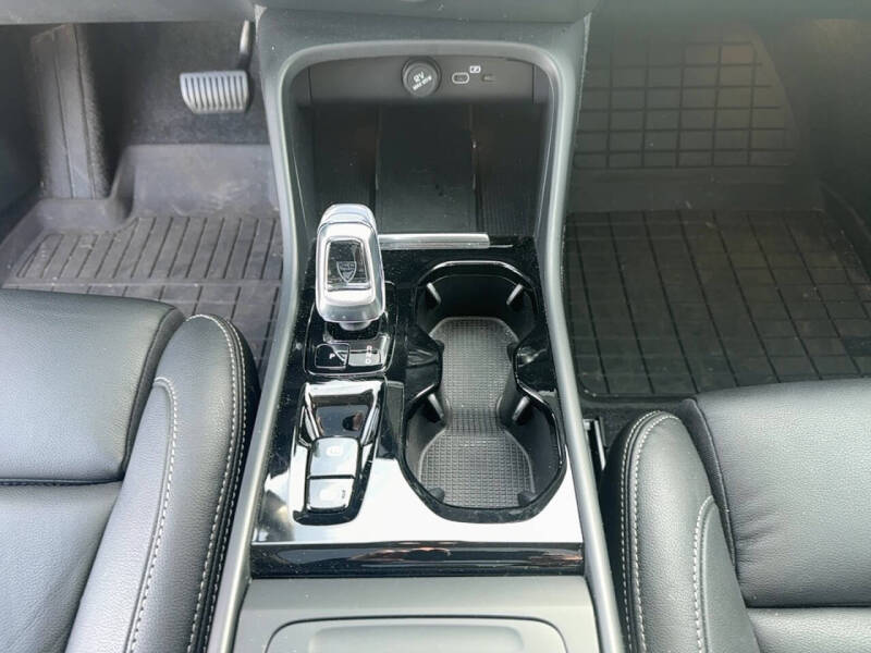 2025 Volvo XC40 B5 Plus Dark Theme