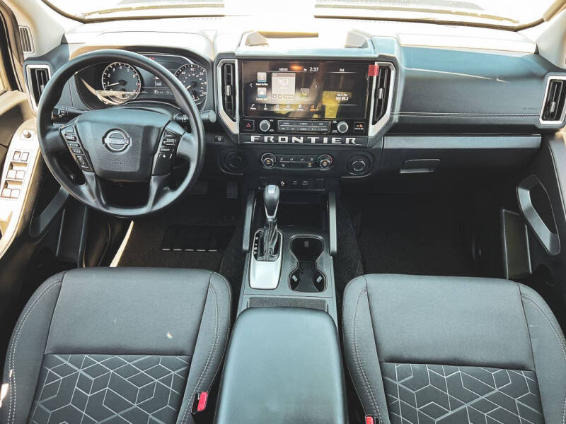 2025 Nissan Frontier SV