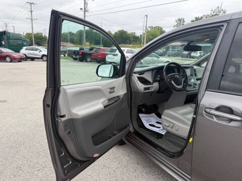 2017 Toyota Sienna XLE 8-Passenger
