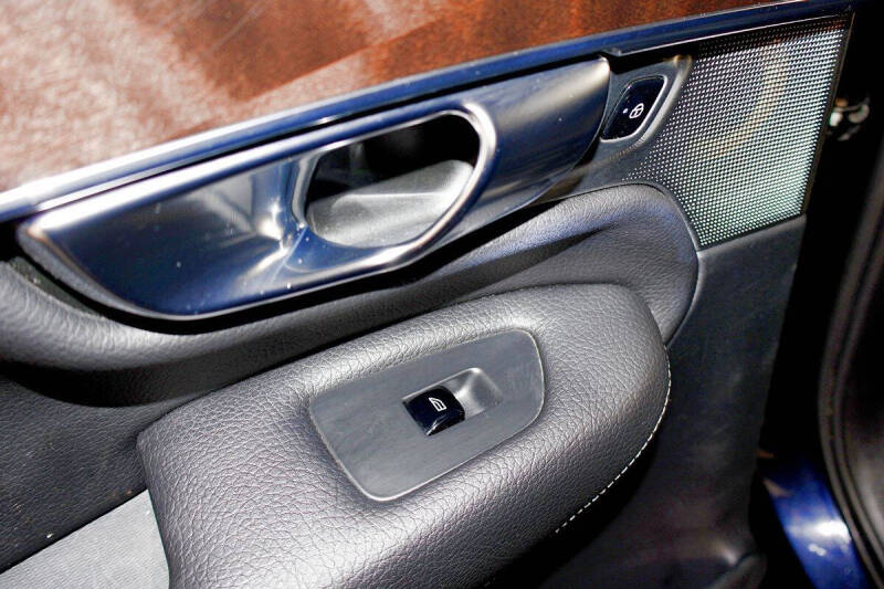 2017 Volvo XC90 T6 Momentum