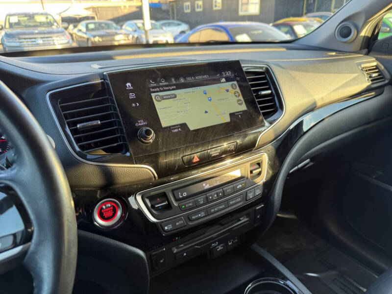 2022 Honda Pilot Touring w/Rear Captain's Chairs