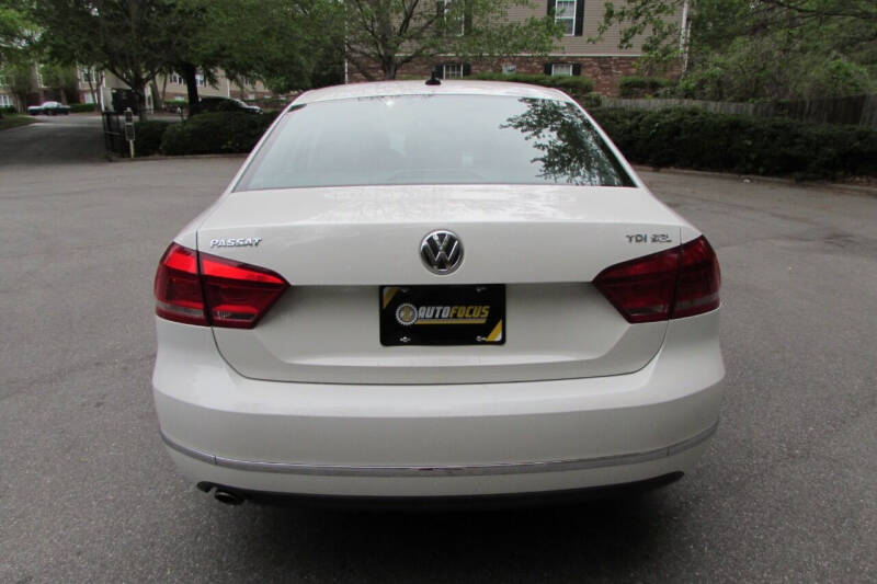 2014 Volkswagen Passat SEL Premium photo 5