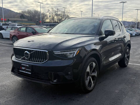 2025 Volvo XC40 B5 Plus Bright Theme