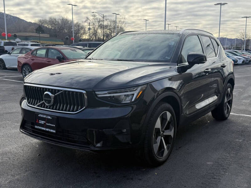 2025 Volvo XC40 B5 Plus Bright Theme