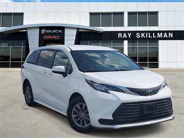 2022 Toyota Sienna LE 8-Passenger