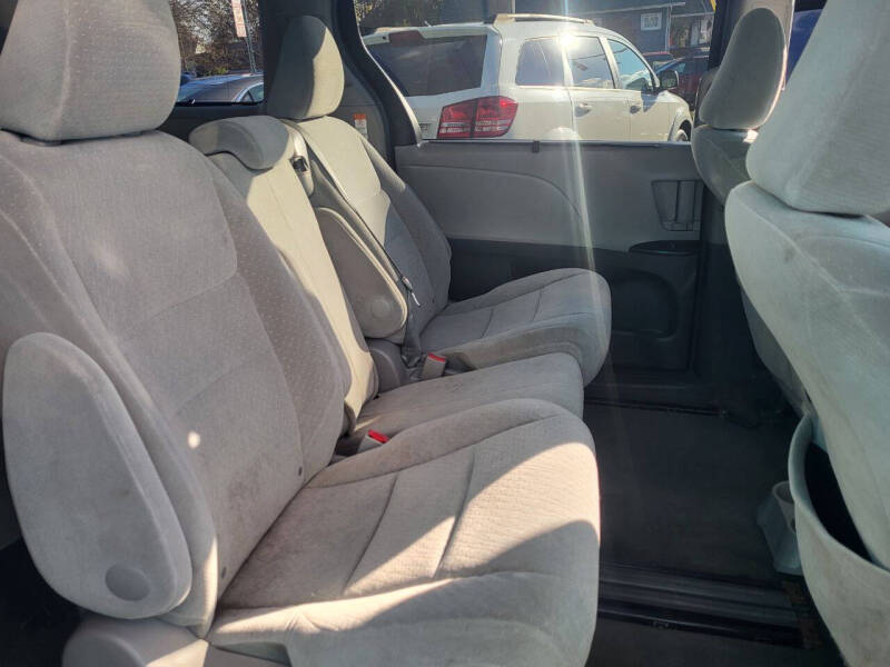 2015 Toyota Sienna LE 8-Passenger