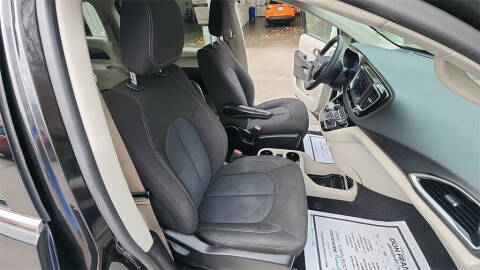 2022 Chrysler Voyager LX