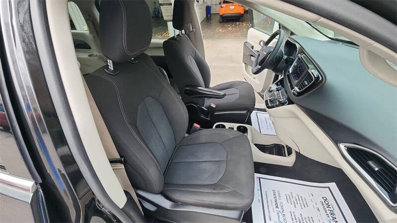 2022 Chrysler Voyager LX