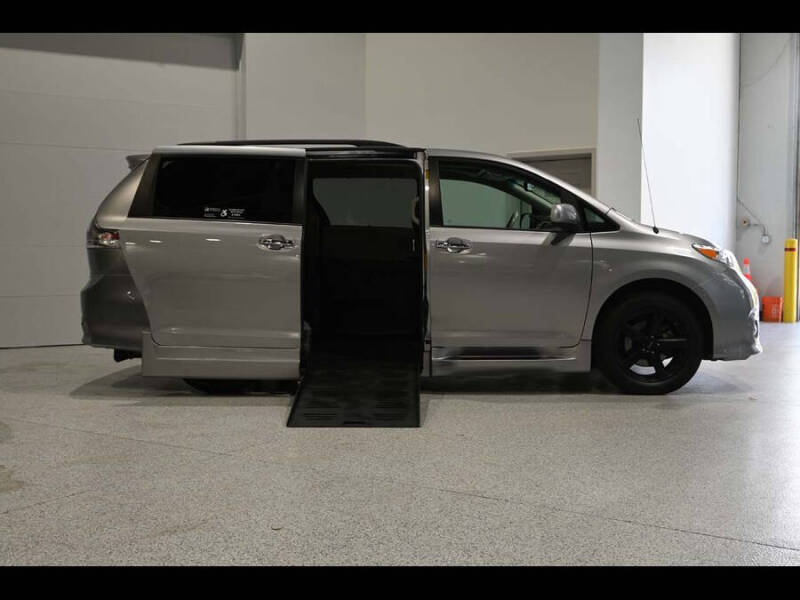 2013 Toyota Sienna SE 8-Passenger