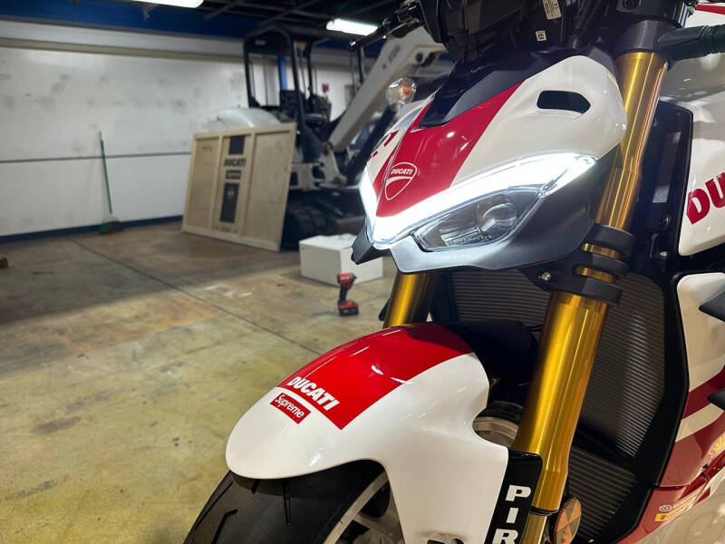 2025 Ducati Streetfighter V4 Supreme