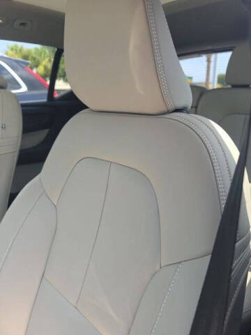2023 Volvo XC40 B5 Plus Bright Theme