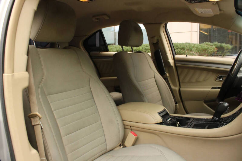 2016 Ford Taurus SE