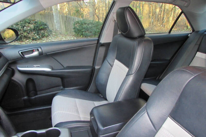 2014 Toyota Camry SE photo 21