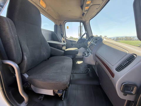 2015 Freightliner M2 106