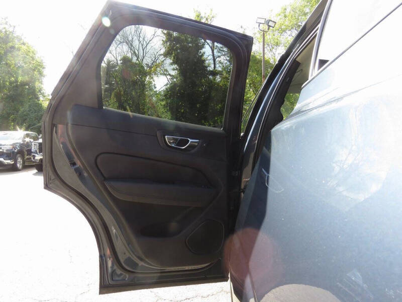 2022 Volvo XC60 B5 Momentum