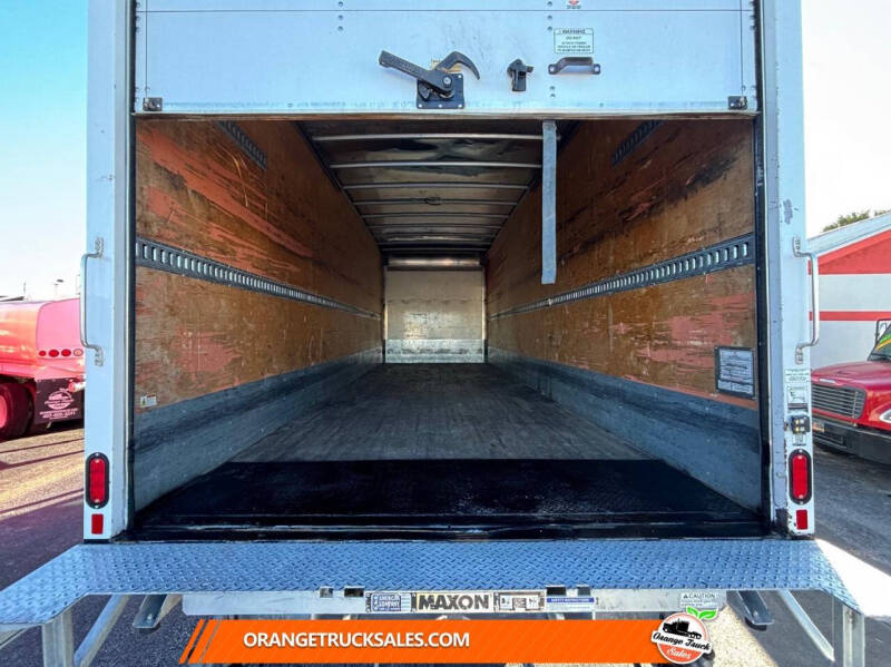 2021 Freightliner M2 106